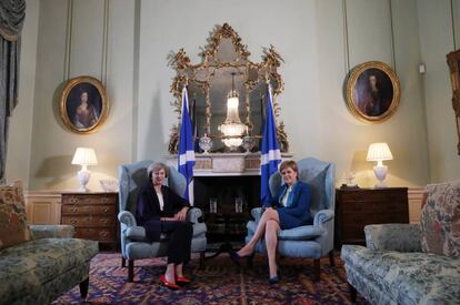 Theresa May, primera ministra del Reino Unido se reune con Nicola Sturgeon, la primera ministra de Escocia en Bute House, Edinburgo.