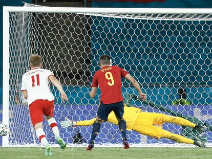 Gerard Moreno falla el penalti contra Polonia.