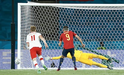 Gerard Moreno falla el penalti contra Polonia.