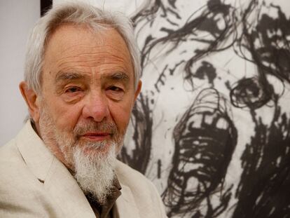 El artista Arnulf Rainer (Baden, 1929), delante de una de sus obras en torno a los grabados de Goya, en Madrid.