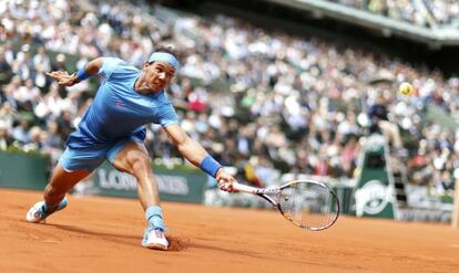 Nadal devuelve la pelota contra Almagro.