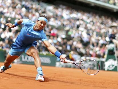 Nadal devuelve la pelota contra Almagro.