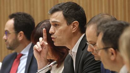 Un gesto de Pedro Sánchez durante su reunión con el Grupo Parlamentario Socialista, el 12 de abril de 2016.