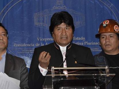 El presidente de Bolivia, Evo Morales, anuncia el acuerdo con las cooperativas. 