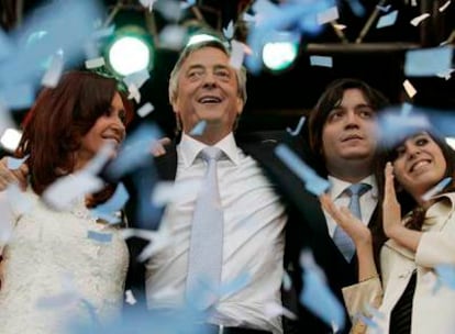 La presidenta argentina, Cristina Fernández, con su marido y ex presidente, Néstor Kirchner, y los hijos de ambos tras la toma de posesión.
