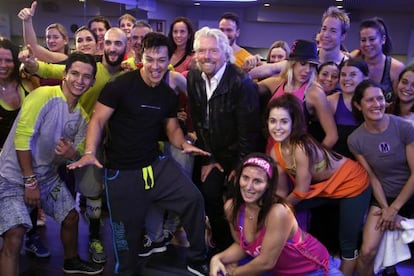 Richard Branson, due&ntilde;o de Virgin, y Beto Perez, el creador de Zumba, en una clase magistral en el gimnasio Virgin Active.
 
 
