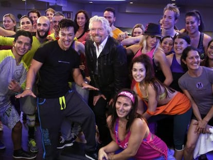 Richard Branson, due&ntilde;o de Virgin, y Beto Perez, el creador de Zumba, en una clase magistral en el gimnasio Virgin Active.
 
 