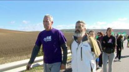 El diputado de IU y alcalde de Marinaleda, Juan Manuel Sánchez Gordillo (d), y por el portavoz del Sindicato Andaluz de los Trabajadores (SAT), Diego Cañamero (i), ayer durante la marcha a pie que unas doscientas jornaleras andaluzas han iniciado  desde el municipio sevillano de El Coronil para reivindicar la reducción de las 35 peonadas para acceder al subsidio agrario y acabar con los desahucios. EFE/EFE TV