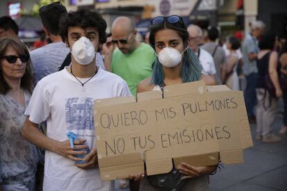 Protesters with a sign reading: “I want my lungs, not your emissions.”