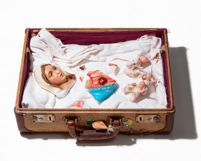 'Madonna Box', maleta con la imagen de una virgen rota, y lo que parecen varios Niños Jesús.