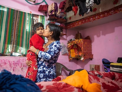 En esta imagen del archivo de la Fundación Gates, Sangam comparte un momento con su hija, Ishika Kumari, en su vivienda de una habitación en una colonia de reasentamiento en la región sureste de Nueva Delhi (India), el 19 de febrero de 2021. Sangam completa sus tareas domésticas antes de irse a enseñar en el centro educativo local.