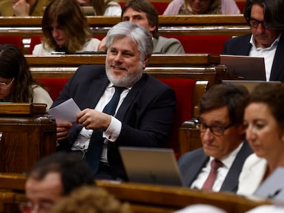 El presidente del grupo parlamentario de JxCat, Albert Batet, este martes en el pleno del Parlament sobre la sequía. A la derecha los socialistas Salvador Illa y Alícia Romero.