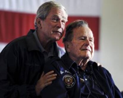 Fotografía facilitada por la marina estadounidense el pasado mes de junio que muestra a los ex presidentes George W. Bush (i) y su padre George H.W. Bush (d) durante una ceremonia con la tripulación del portaviones 'USS George H.W. Bush' en el océano Atlántico. EFE/Archivo