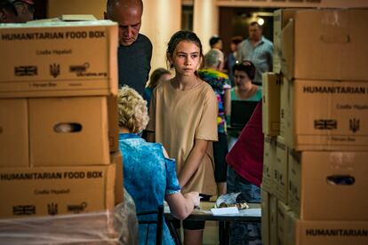 June 6, 2022, Kostiantynivka, Donetsk, Ukraine: A girl waits to receive humanitarian aid in a city of Donbass. Supply of some food and goods start to be complicated because the hard combats in many of the villages of Donbass, Ukraine.,Image: 697530405, License: Rights-managed, Restrictions: , Model Release: no, Credit line: Celestino Arce Lavin / Zuma Press / ContactoPhoto
Editorial licence valid only for Spain and 3 MONTHS from the date of the image, then delete it from your archive. For non-editorial and non-licensed use, please contact EUROPA PRESS.
06/06/2022