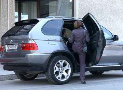 La ministra del Interior de Macedonia, Gordana Jankulovska, sube al coche que le fue robado a Beckham, en una foto publicada por el diario <b><i>Vest</b>.</i>
