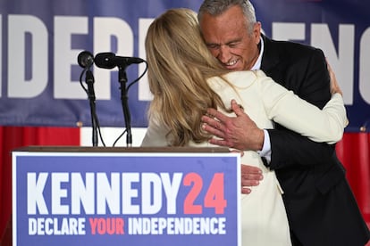 Robert F. Kennedy Jr. abraza a su esposa, la actriz Cheryl Hines, este lunes en un acto de campaña en Filadelfia.