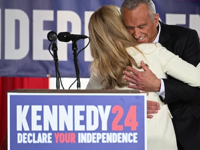 Robert F. Kennedy Jr. abraza a su esposa, la actriz Cheryl Hines, este lunes en un acto de campaña en Filadelfia.