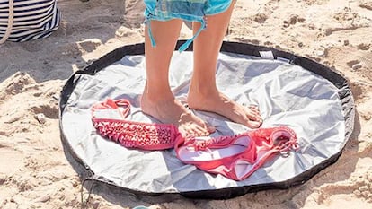 Ofrecen una gran cantidad de espacio, ideal para cambiarse el bañador con comodidad en la playa o la piscina.