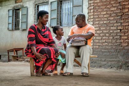 <p>La mayor parte del desarrollo completo del cerebro después del nacimiento depende de la experiencia, que se basa en estímulos positivos repetitivos y consistentes y tiene lugar en un contexto de seguridad emocional y social.</p> <p>Vera Edna (en el centro), de siete años, se sienta con su padre Edward (derecha) y su madre Annette en Kasese, en el oeste de Uganda, el sábado 25 de marzo de 2017. Según el censo de Uganda de 2015, cuyos resultados se publicaron en abril de 2016, la demografía del país está cambiando rápidamente: el 56% de la población tiene menos de 18 años, lo que convierte a Uganda en uno de los países más jóvenes del mundo. "Cuando miro a mis hijos, los tomo como mi tesoro. Me aseguro de que su entorno en el hogar y la escuela sea seguro", dice Edward.</p> <p>Edward tuvo una infancia problemática. "Mi padre no se preocupaba y para mi madre la disciplina era su objetivo principal, era una mujer de negocios. Dejé la escuela un año [cuando tenía nueve años], pero mi tío me acogió y me pagó los estudios. Hoy mi prioridad es asegurarme de que mis hijos lleguen seguros a casa. Hacemos los deberes juntos. Nadie me pidió que produjera estos niños, ellos fueron mi elección".</p>