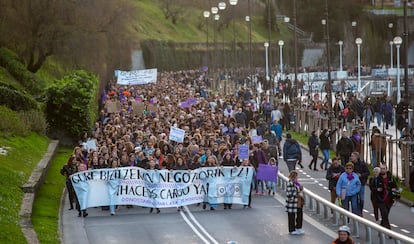 Cabecera de la manifestación del 8M en San Sebastián (Gipuzkoa) por el paseo de la Concha.