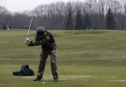 El complejo de edificios destinados al personal, del que no había ni rastro, tiene el tamaño de una majestuosa casa británica. En la imagen, un hombre juega en el campo de golf de la residencia de Yanukóvich, 22 de febrero de 2014.