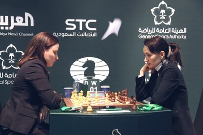La polaca Zawadska (izquierda) y la rusa Lagno, que se han enfrentado en la primera ronda, hoy en Riad