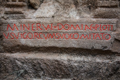 Inscripción situada bajo el templete dedicado a Minerva.