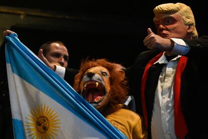 Personas con disfraz de un león y de Donald Trump, el expresidente de EE UU, entre el público reunido en el Luna Park.