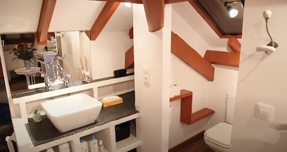 La suite principal dispone de su propio cuarto de baño.  Captura de un video promocional de Sauber Real State. 