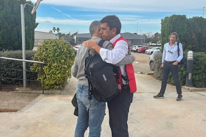 Carlos Mazón (con chaleco rojo) y Fernando Grande-Marlaska se abrazan este jueves en Valencia tras la reunión del comité que coordina la emergencia.