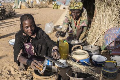 La nigerina Cholou Aleyrom, de 13 años, y su madre, Awa, han tenido que abandonar su hogar por los ataques de Boko Haram.