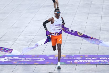 Tadu Abate Deme, corredor de Etiopía, fue el ganador en la rama varonil con un tiempo de 2 horas con 11 minutos.