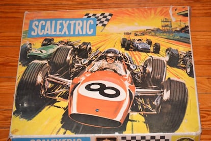 La marca Scalextric tiene ya medio siglo de historia y sus distintos circuitos como el de Le Mans siguen estando año tras años en los ranking de ventas en Navidad (entre 2001 y 2004, por ejemplo, estuvieron entre los tres primeros puestos). La idea de accionar los coches de hojalata dándoles cuerda con un reloj se la debemos a Fred Francis, inventor del Scalex. Cuando llegó a España en la década de los 60, ya con pistas eléctricas, los coches que corrían por sus pistas eran los 600. Desde entonces, los Scalextric son un clásico de los regalos de Navidad.