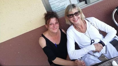 Olivia Newton John with a fan at an outdoor bar in Ribeira Sacra.