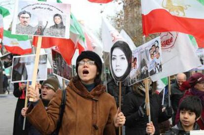 Manifestantes con fotos de las víctimas mortales de las revueltas, concentrados ayer ante la Embajada de Irán en París.