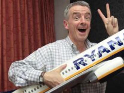 El presidente de Ryanair, Michael O'Leary, posa para los medios de comunicación durante la rueda de prensa que ha ofrecido hoy en Madrid