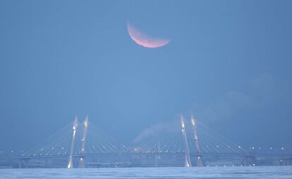 La superluna se aprecia sobre un puente de San Petersburgo (Rusia).
