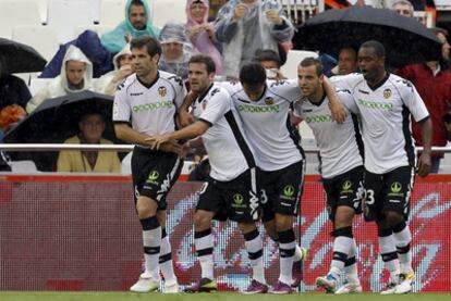 Los jugadores del Valencia celebran uno de los goles.