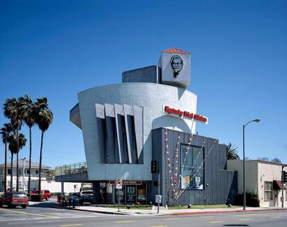 Se esta unidade do Kentucky Fried Chicken parece uma confusão entre a desconstrução e o pop, é porque é: Jeffrey Daniels e Elyse Grinstein queriam homenagear a arquitetura retrofuturista dos anos 50 (a era dourada dos Estados Unidos em geral e do fast food em particular) e a colocaram na trituradora de estilos de Frank Gehry, com quem Grinstein havia estudado. Ficou bom. Se o Kentucky Fried Chicken tivesse promovido esse tipo de arquitetura avançada, em vez daquelas casinhas brancas com toldo vermelho, teria passado uma imagem de modernidade que o livraria da lenda urbana de que usaria frangos de seis asas e oito patas. Ou não, é claro.