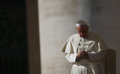 El papa Francisco, a solas, en un momento de reflexión, antes de la audiencia general de los miércoles en la plaza de San Pedro del Vaticano, el 19 de noviembre de 2014.