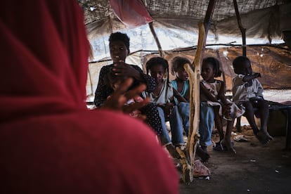 Halima Hamed estudió durante dos años Educación en la Universidad Blue Nile de Damazeen. “Quería ser maestra para ayudar a las personas de mi comunidad, pero ahora me dedico a dar clase a los seis niños que están en casa”, explica. Los pequeños tienen los ojos legañosos e hinchados por la conjuntivitis que sufren como consecuencia de la falta de higiene y las condiciones en las que tienen que vivir. La poca ayuda que les llega peligra después de que el presidente de Estados Unidos, Donald Trump, ordenara la suspensión de USAID, la agencia de cooperación del país. Más de la mitad de la ayuda humanitaria en Sudán del Sur, el 56,7%, proviene de fondos estadounidenses.