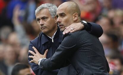 Mourinho y Guardiola se saludan tras el encuentro.