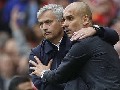 Mourinho y Guardiola se saludan tras el encuentro.