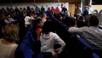 Reunión de padres del centro de Casarrubuelos tras difundirse el caso.