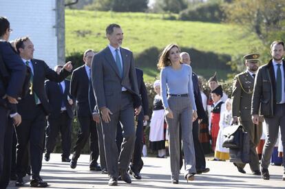 SSMM los Reyes de España llegando al pueblo asturiano de Poreñu.