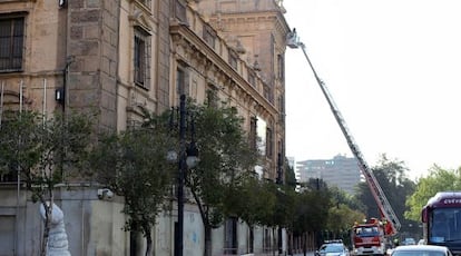 Los bomberos actúan en el desprendimiento de la fachada del Museo San Pio V.
