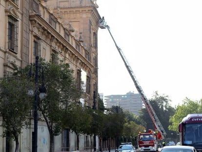 Los bomberos act&uacute;an en el desprendimiento de la fachada del Museo San Pio V.