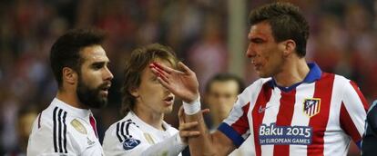 Mandzukic discute con Carvajal y Modric, en el derbi de cuartos.