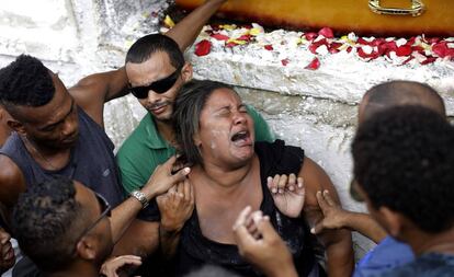 A viúva do músico Evaldo dos Santos Rosa durante seu funeral na quarta-feira no Rio de Janeiro