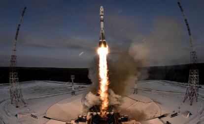 Lanzamiento de un cohete Soyuz-2.1b para poner en órbita un satélite de la serie Meteor-M en el cosmódromo Vostochny a las afueras de Tsiolkovsky (Rusia).